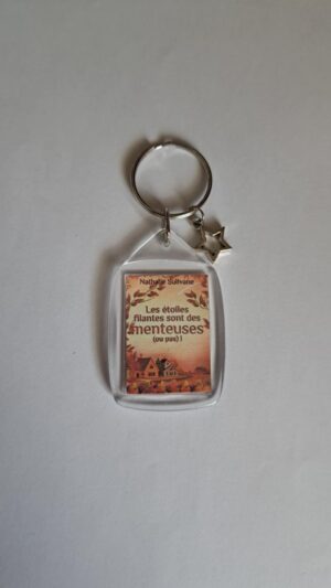 Porte-clé édition spéciale inspiré d'un roman d'automne, accessoire élégant et pratique aux teintes chaleureuses, parfait pour accompagner vos clés avec style.